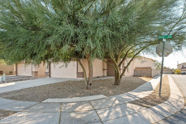 Building Photo - 3776 E Felix Blvd