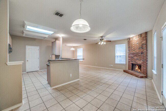 Foto del edificio - Charming Home Awaits: Spacious & in a Prim...