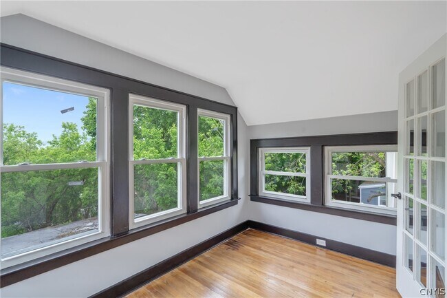 Foto del edificio - 944 Bellevue Ave