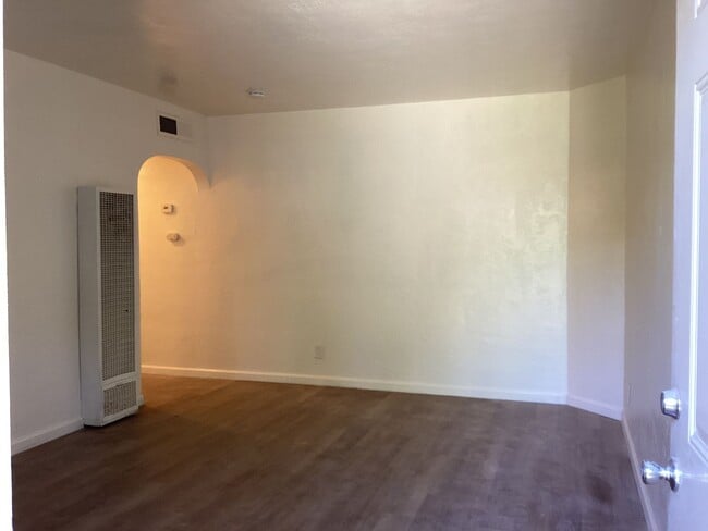 Building Photo - 3452 - 3458 E. Clinton Ave Fresno