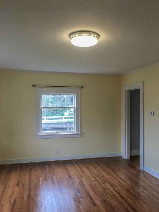 Building Photo - Available Now! 2 Bed / 1 Bath - Walking di...