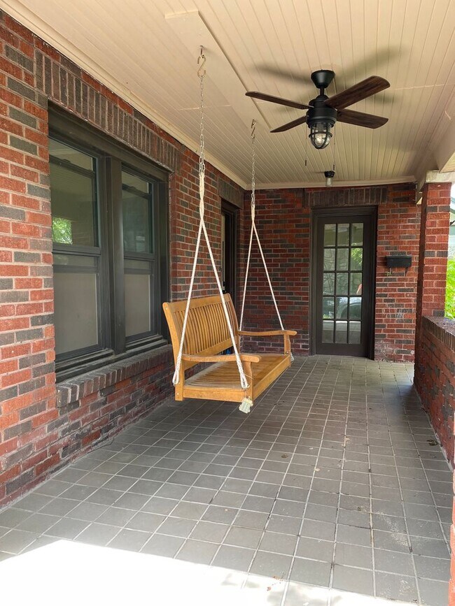 Building Photo - Updated and Loved Bungalow in Prime Locati...