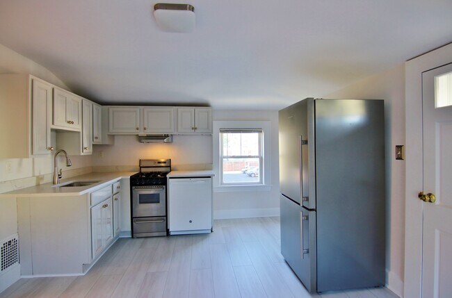 Building Photo - 11 Dolsen Pl