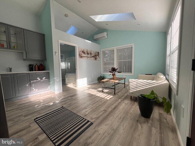 Foto del edificio - 5350 Gainsborough Dr