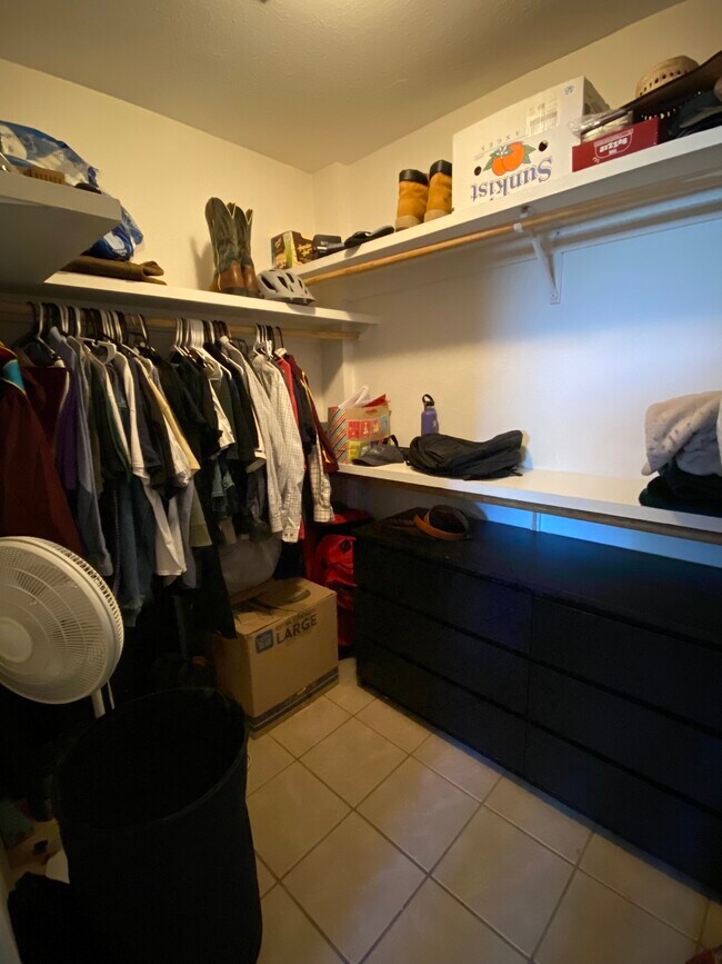 Building Photo - 708 E Broadway Ln