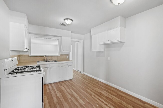 Building Photo - 5830 Glenhurst Dr