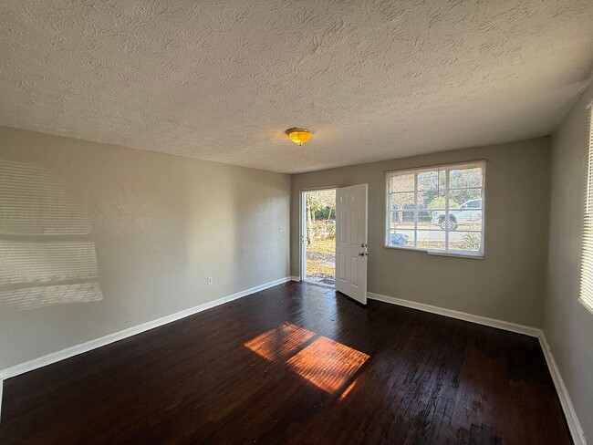 Building Photo - **AVAILABLE NOW**1 Bedroom /  1 Bathroom D...