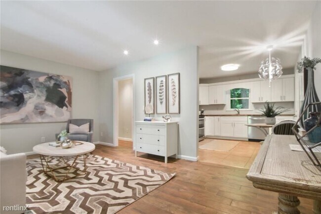 Foto del edificio - 2 br, 1 bath Triplex - 2899 White Oak Driv...