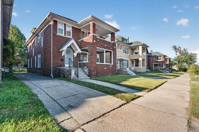 Building Photo - 2025 Calvert Ave
