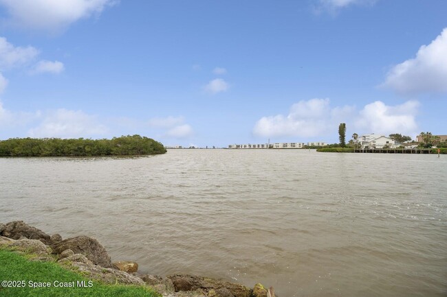 Foto del edificio - 200 S Banana River Blvd