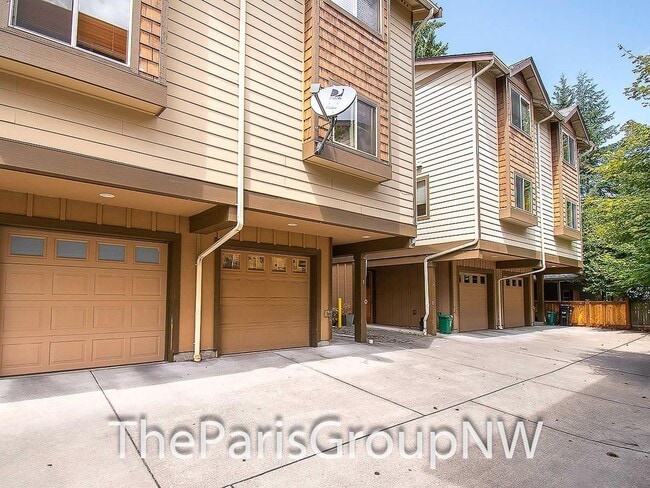 Building Photo - Gorgeous Greenwood Townhome * Walk to Lake...
