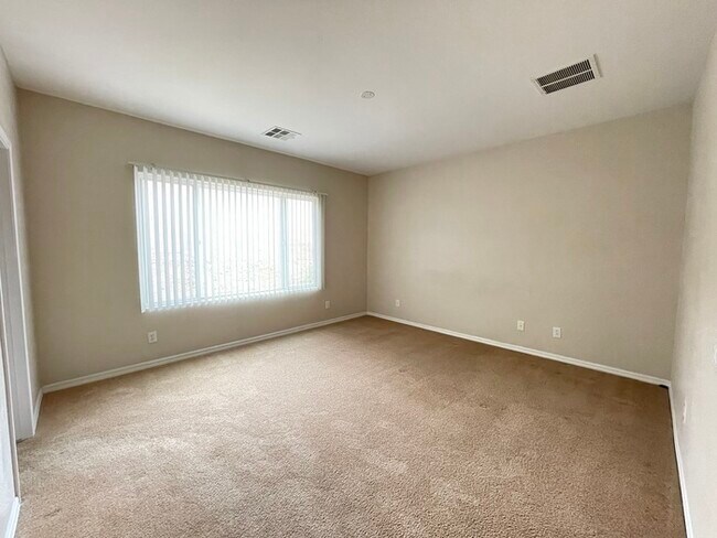 Foto del edificio - Carry Over Showing: This property has been...