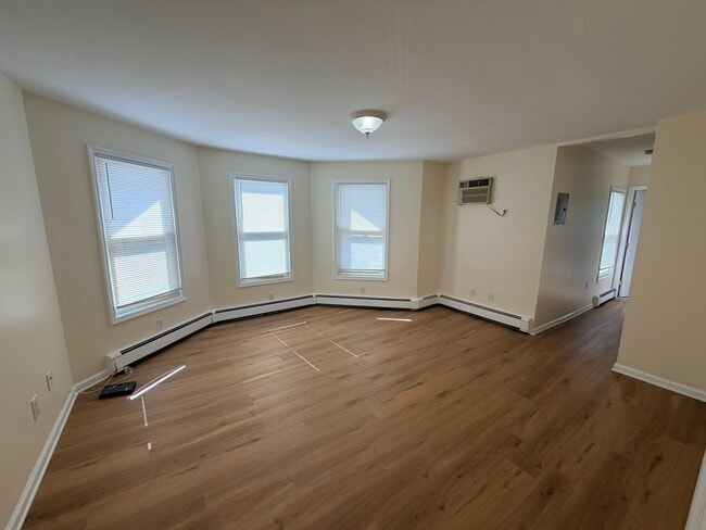 Building Photo - 14 Oakwood Ave