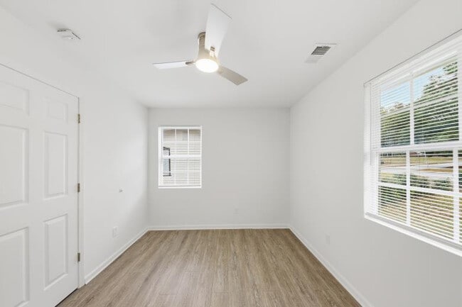 Foto del edificio - Room in House on Lincoln St SW