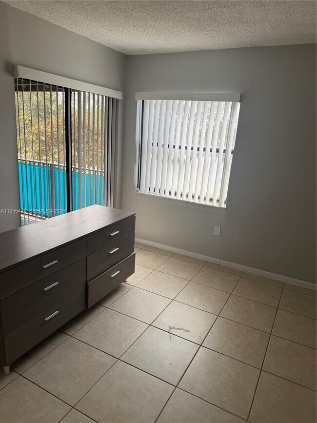 Foto del edificio - 250 W Park Dr