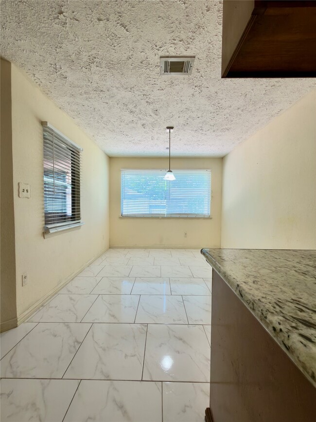 Foto del edificio - 23115 Bright Star Rd