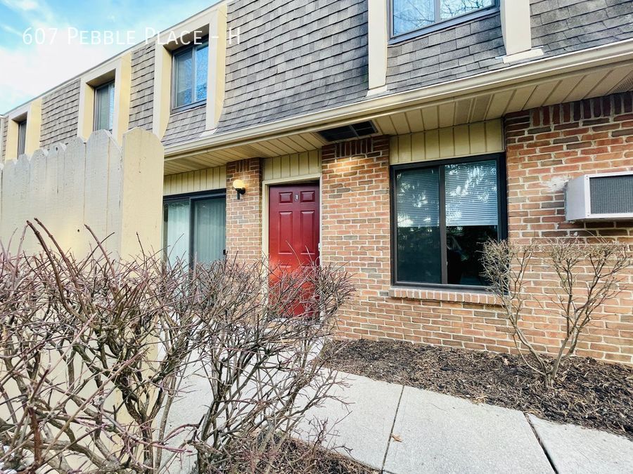 Primary Photo - 607 Pebble Pl Dr