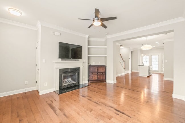 Building Photo - (Coming Soon) Newly Renovated Townhome Oas...