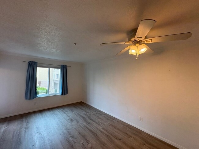 Foto del edificio - Modern 2 Bed Condo with Resort-Style Amenities in UTC