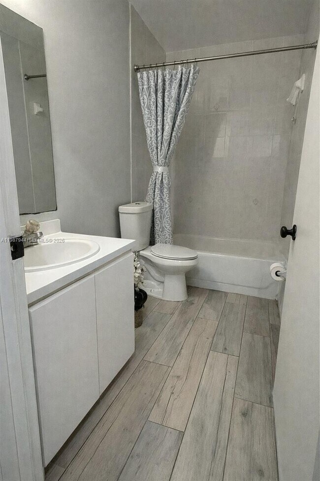 Foto del edificio - 8851 NW 119th St