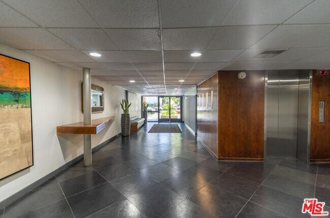 Foto del edificio - 750 N Kings Rd