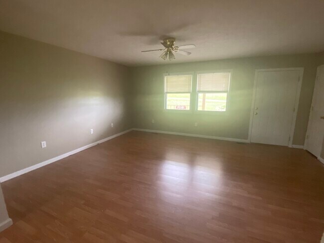 Family room - 187 Hayes Rd