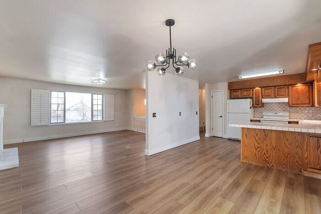 Building Photo - Awesome 4 Bedroom Home in Orem w 2 car garage