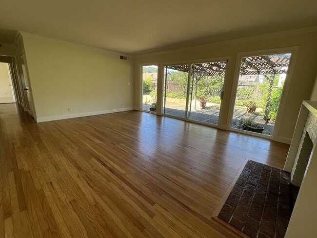Building Photo - 25 El Camino Dr
