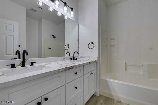 Foto del edificio - 823 Wintersweet Rd