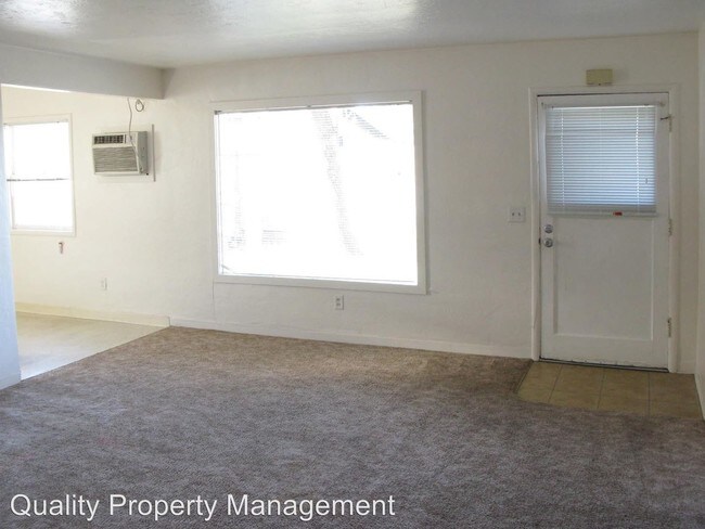 Building Photo - 831 Niantic St