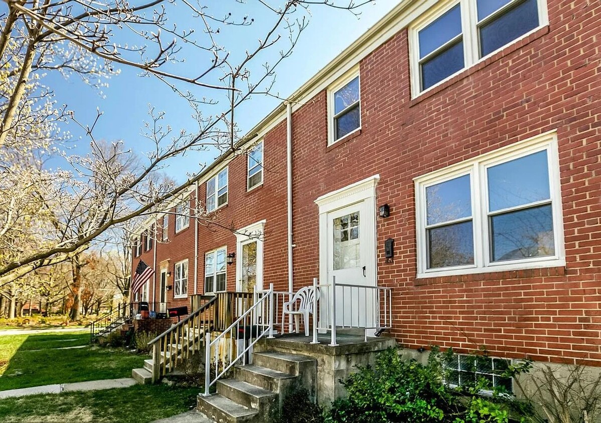 Foto principal - Charming 3-Bedroom Brick Townhome in Parkv...