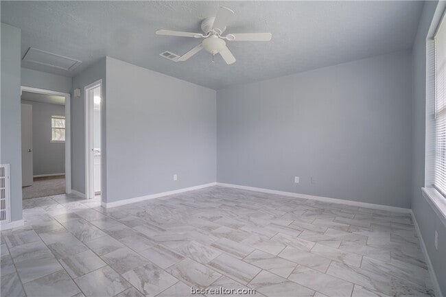 Building Photo - 1833 Wilde Oak Cir