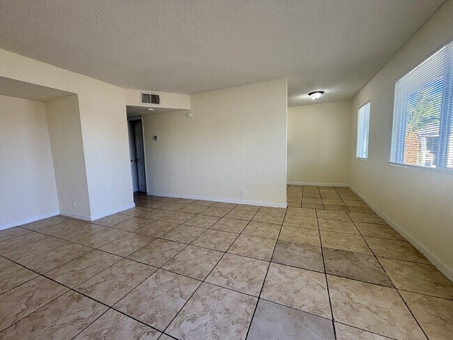 Foto del edificio - Freshly Painted 2-Bed with Full Utilities,...