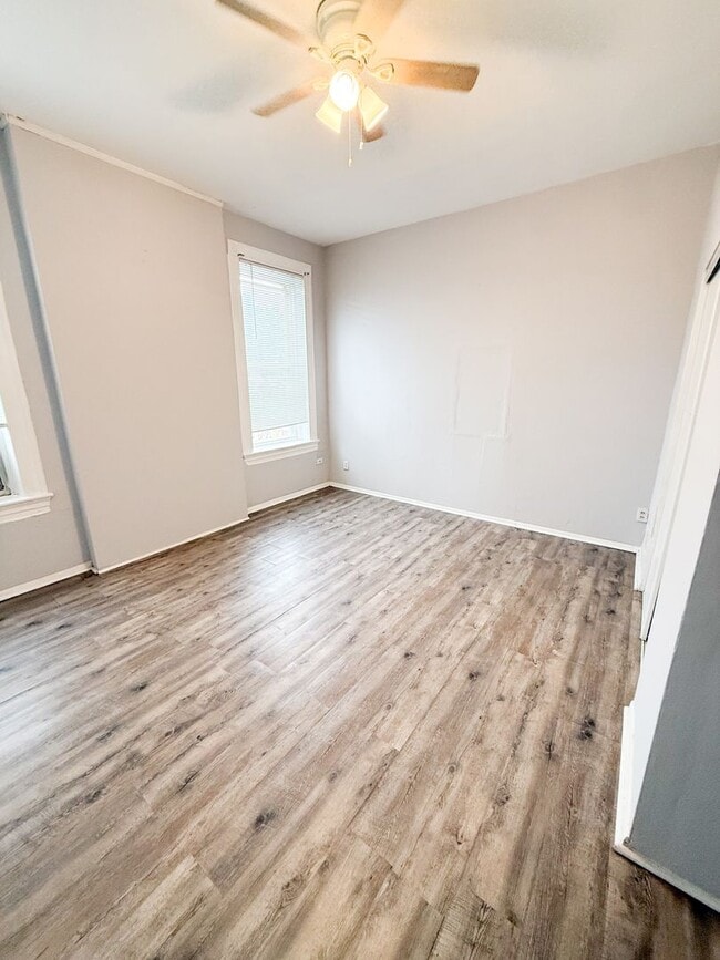 Building Photo - Modern 2 bed/1 bath apartment right off trendy Cherokee Street!