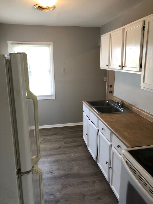 Building Photo - Single House 3 Bdr with Fenced yard and Garage AVAILABLE NOW