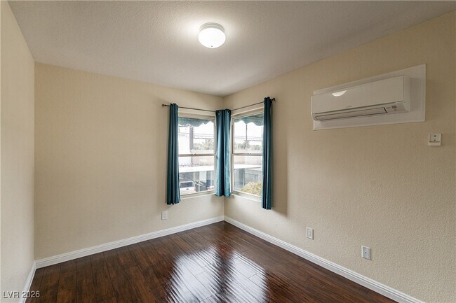 Foto del edificio - 450 Elm Dr