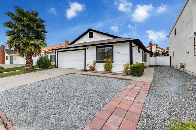 Foto del edificio - Just Renovated: Stunning 3-Bedroom, 2-Bath...