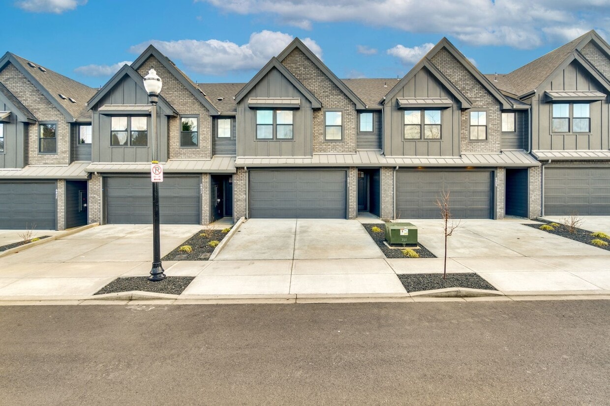 Photo - Luxury Townhome for Lease at the Courtyards at Hidden Crest - 6812 NE 131st Way