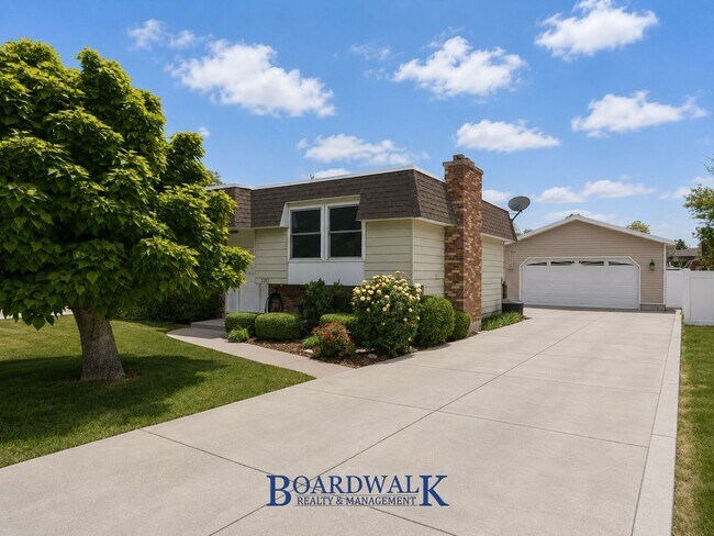 Building Photo - 3303 W Hector Dr