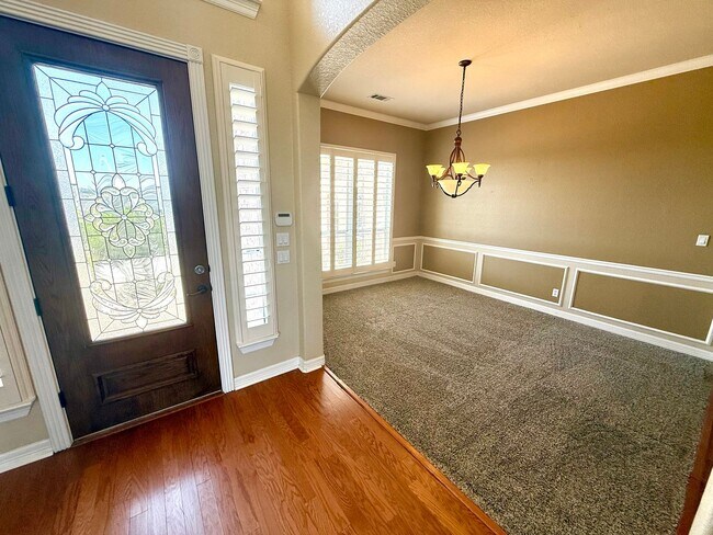 Foto del edificio - *COMING SOON* Luxurious 2-Story Home in Gated Stone Oak Community – Pool & Lawn Care Included