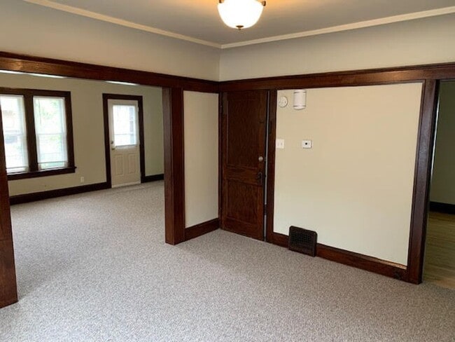 Building Photo - 1034 S 76th St
