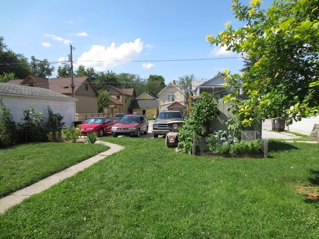 Building Photo - 3 bedroom, 1.5 bathroom home (West Central...