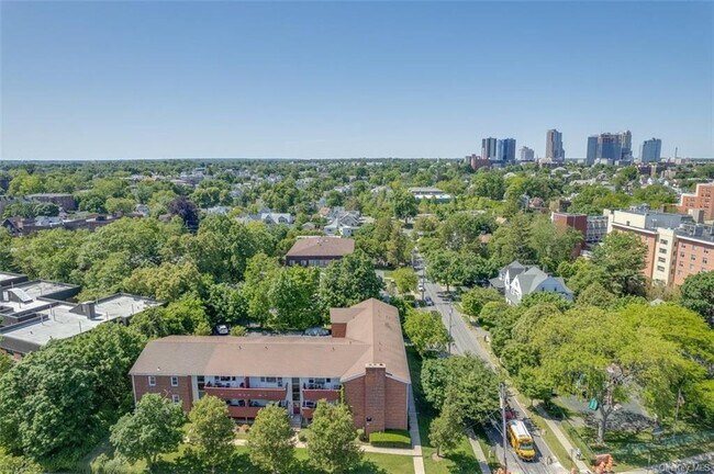 Foto del edificio - 437 Pelham Rd