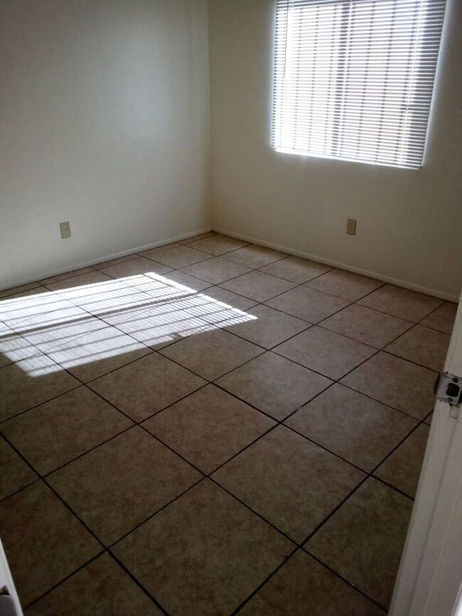 Building Photo - Nice 2 bedroom - 1 bath in Southside Tucson