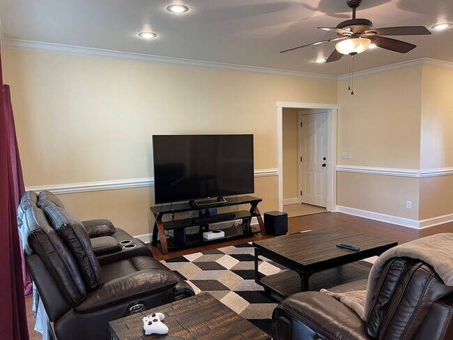 Building Photo - Charming 3-Bedroom Home in Northlake Subdi...