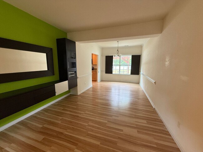 Foto del edificio - WELL MAINTAINED 4 BEDROOM 2.5 BATHROOM HOME