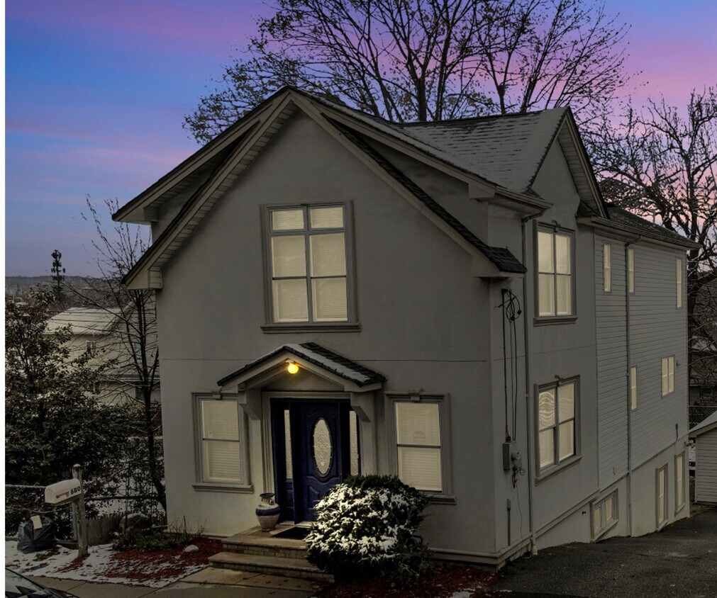 Foto principal - 680 Belmont Ave