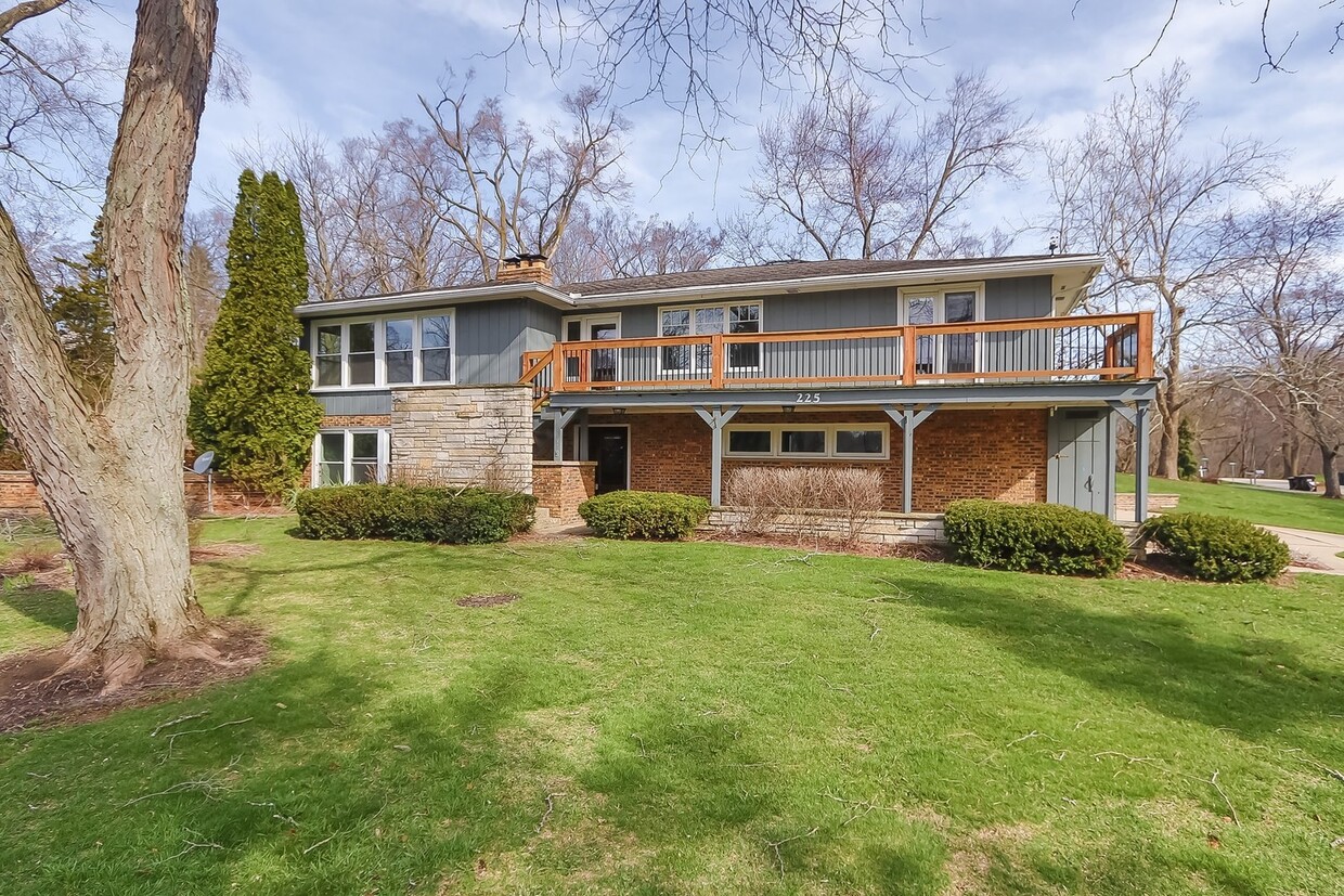 Primary Photo - 225 Circle Dr