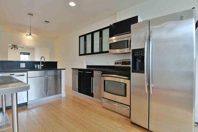 Foto del edificio - 714 Rock Creek Church Rd NW