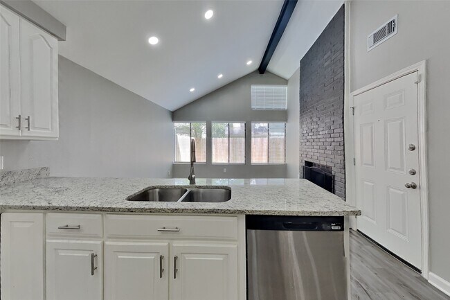 Building Photo - 8607 Pines Pl Dr